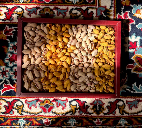 پک هدیه پسته احمدآقایی – ۴ طعم متنوع با بسته‌بندی بند‌سار 2